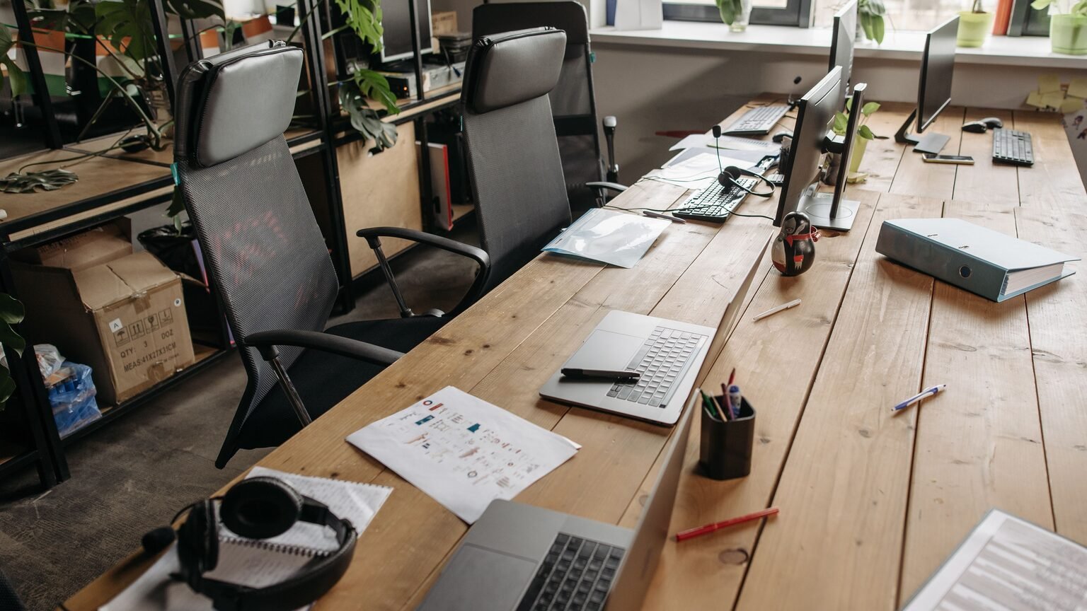 Bureau vide en fin de journée, symbole du bore-out par sous-charge