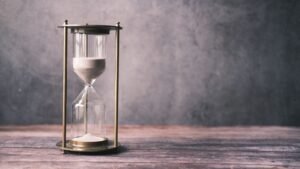 Sablier sur table en bois, brievete de la vie et valeur du temps chez Seneque