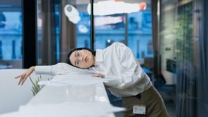 Salarié désengagé au bureau, brown-out et quiet quitting moderne