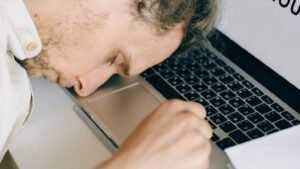 Personne épuisée au bureau, symptômes du burn-out professionnel