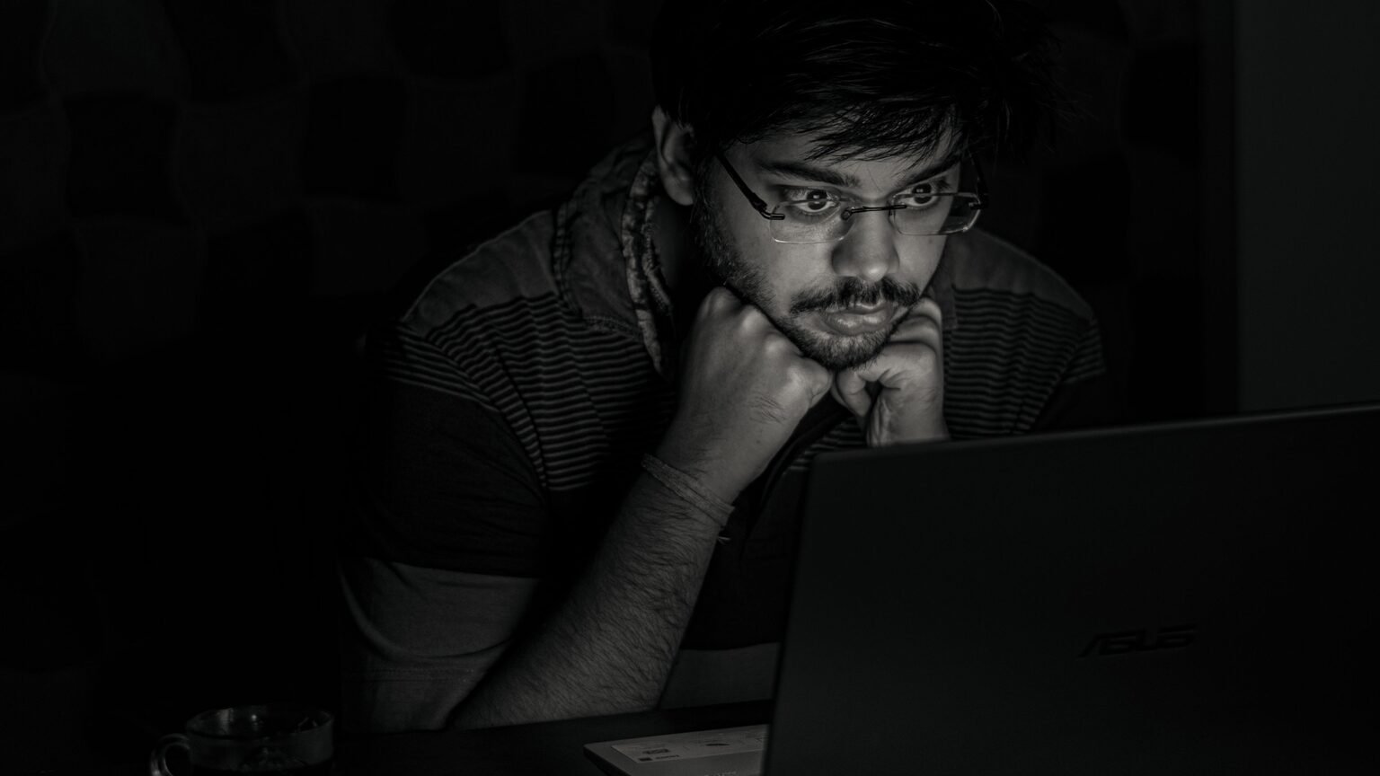 Personne épuisée devant son ordinateur, signes de burn-out professionnel
