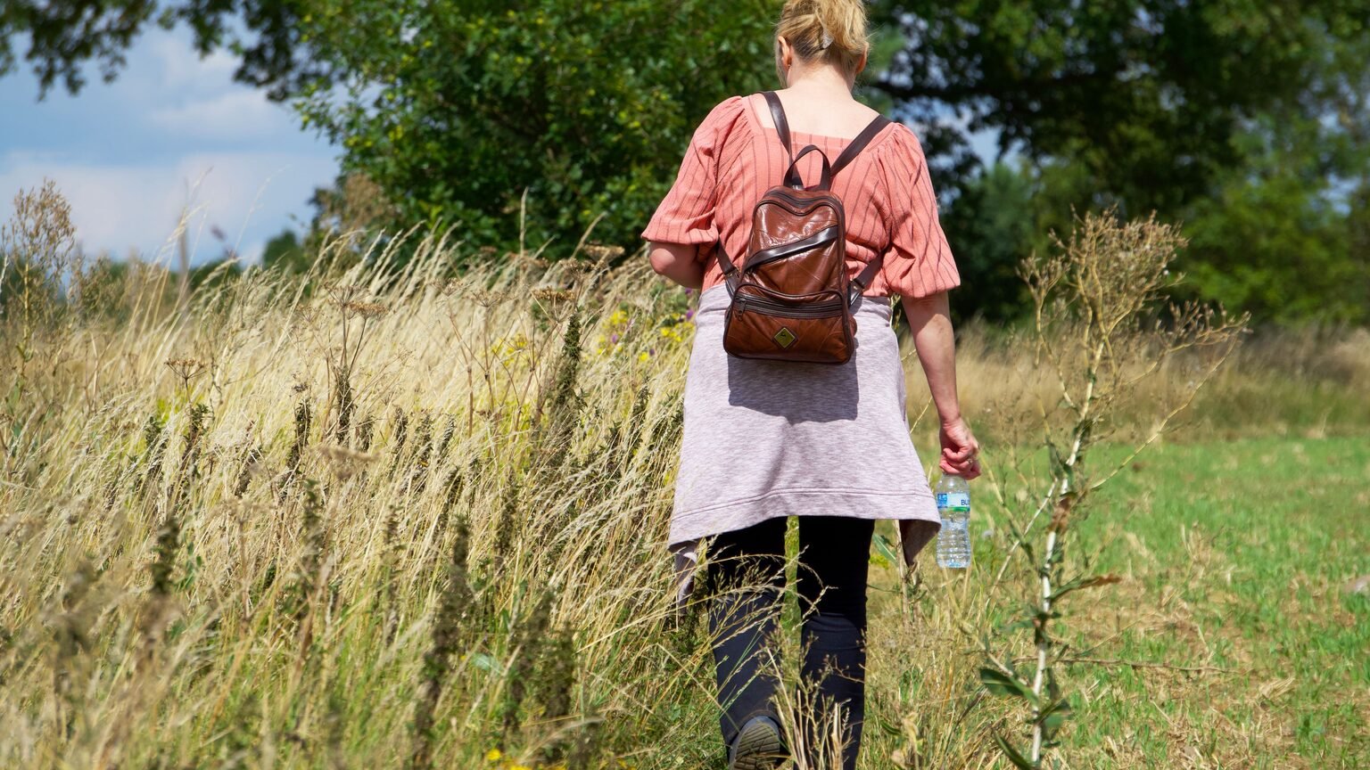 Personne se ressourçant dans la nature, reconstruction après burn-out