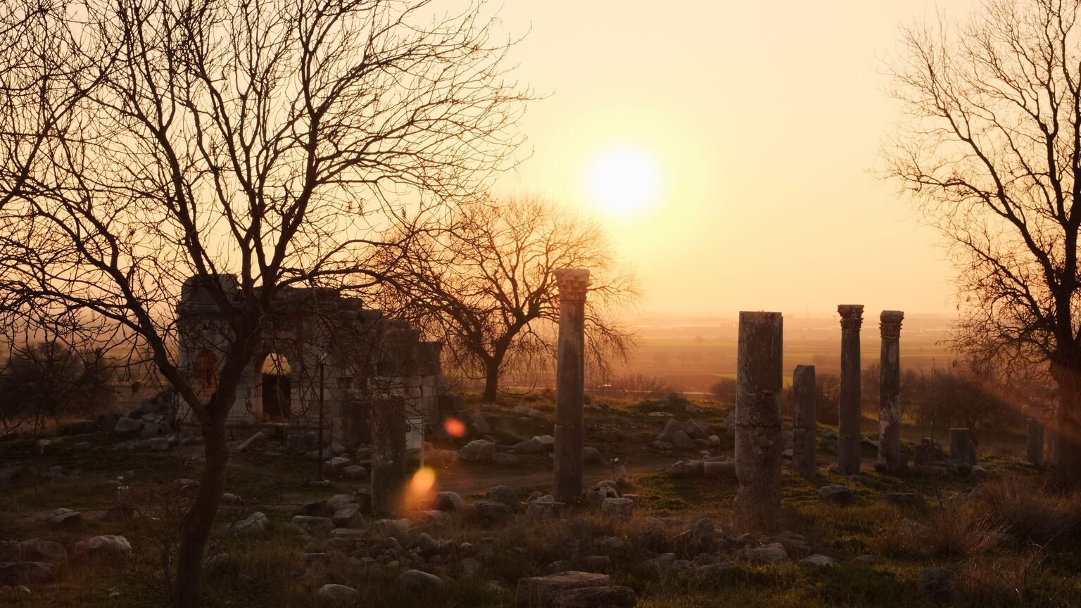 Champ de bataille antique au coucher du soleil, contexte de la guerre civile romaine
