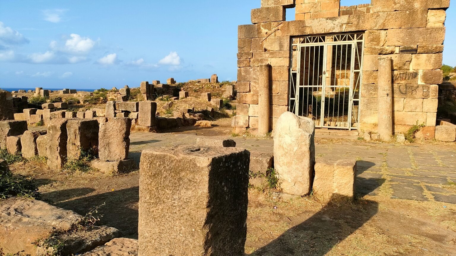 Ruines antiques face à la Méditerranée, allusion à Utique en Afrique du Nord