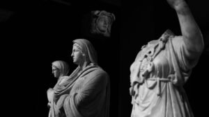 Statue de sénateur romain en marbre, allusion à Caton d'Utique le stoïcien intransigeant