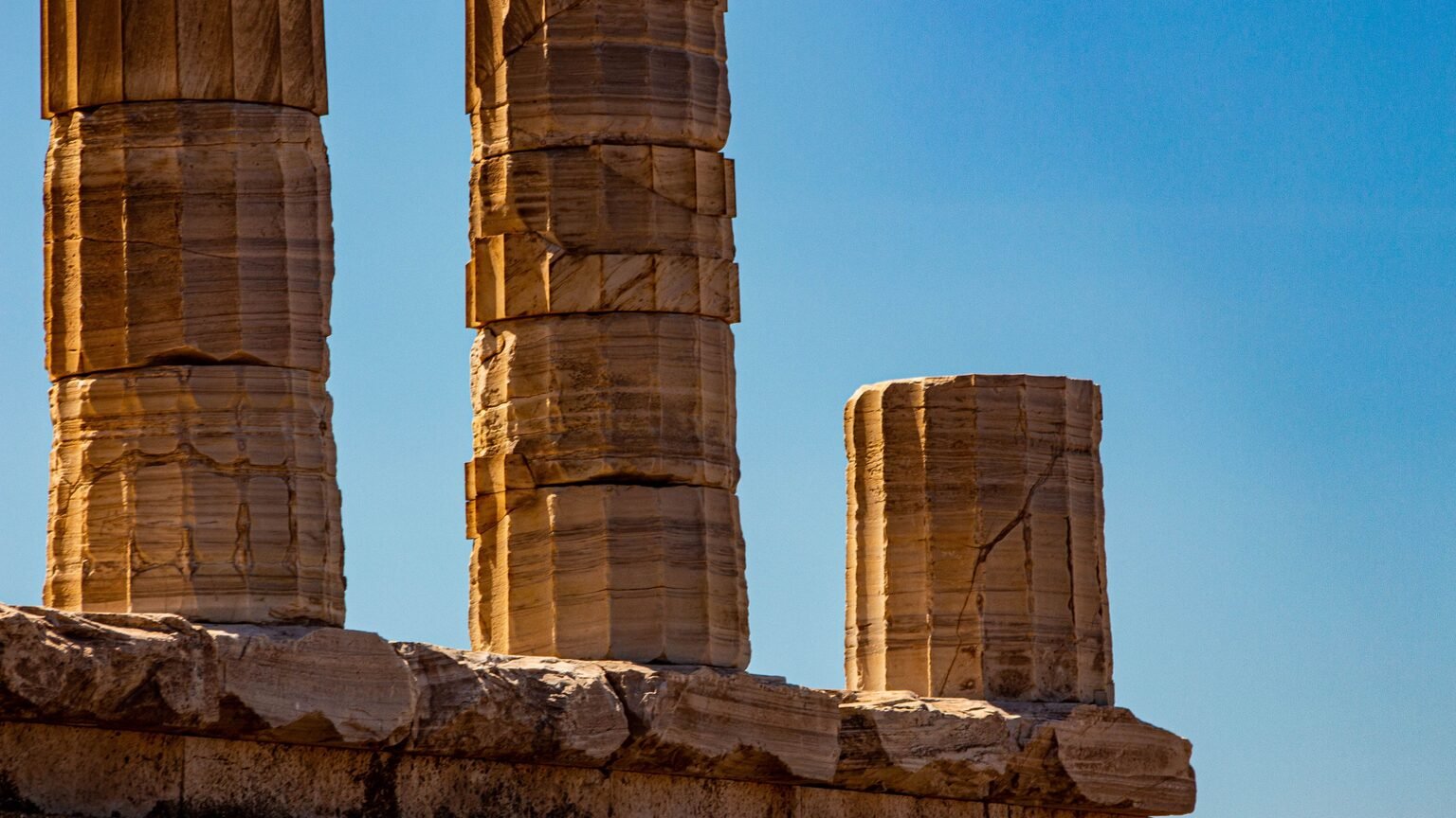 Colonnes antiques évoquant le Portique d'Athènes où enseignait Chrysippe