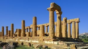 Temple grec antique évoquant le Portique d'Athènes où enseignait Chrysippe