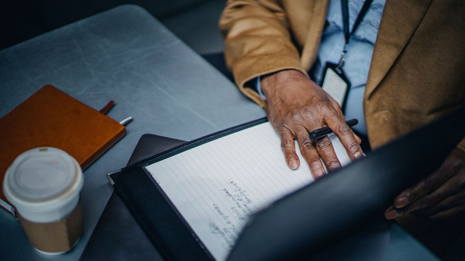 Carnet ouvert, stylo et café, tenue quotidienne d'un journal stoïcien