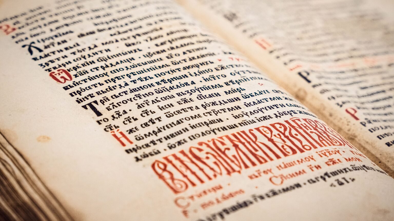 Vieux livre ouvert, pages jaunies de sagesse antique