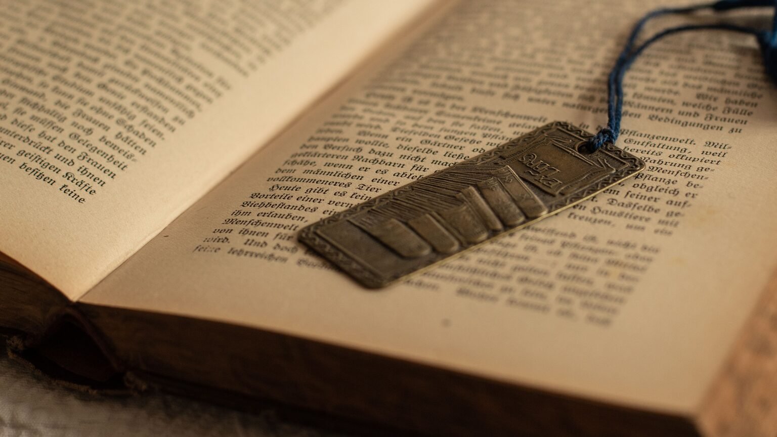 Manuscrit et plume, transmission des textes stoïciens
