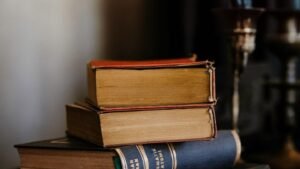 Vieux livres et bougie, le Manuel d'Epictete a portee de main