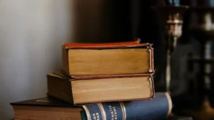 Vieux livres et bougie, le Manuel d'Epictete a portee de main
