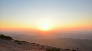 Lever de soleil sur montagne, invitation stoïcienne au memento vivere