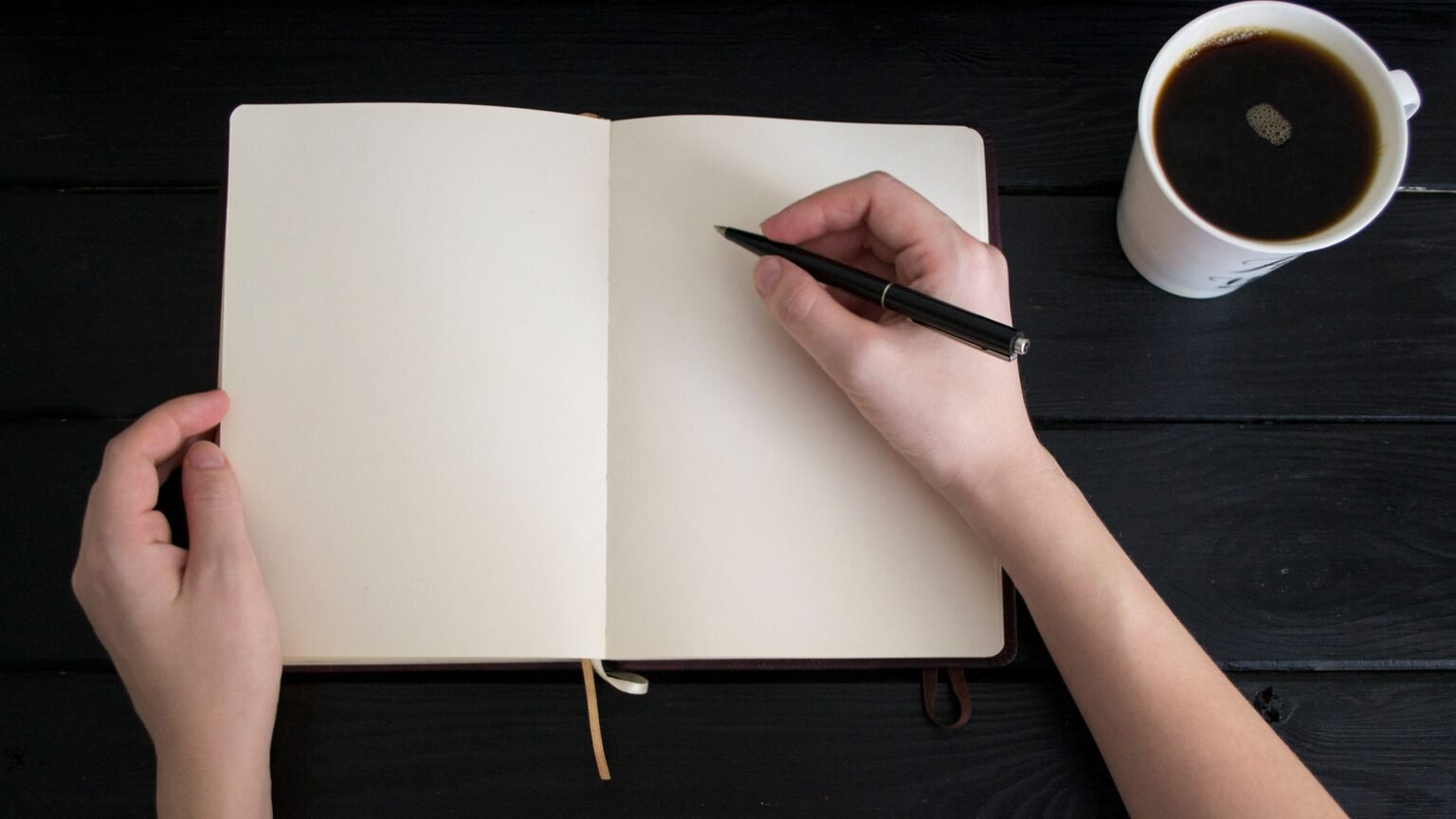 Journal ouvert et café au petit matin, rituel stoïcien du démarrage