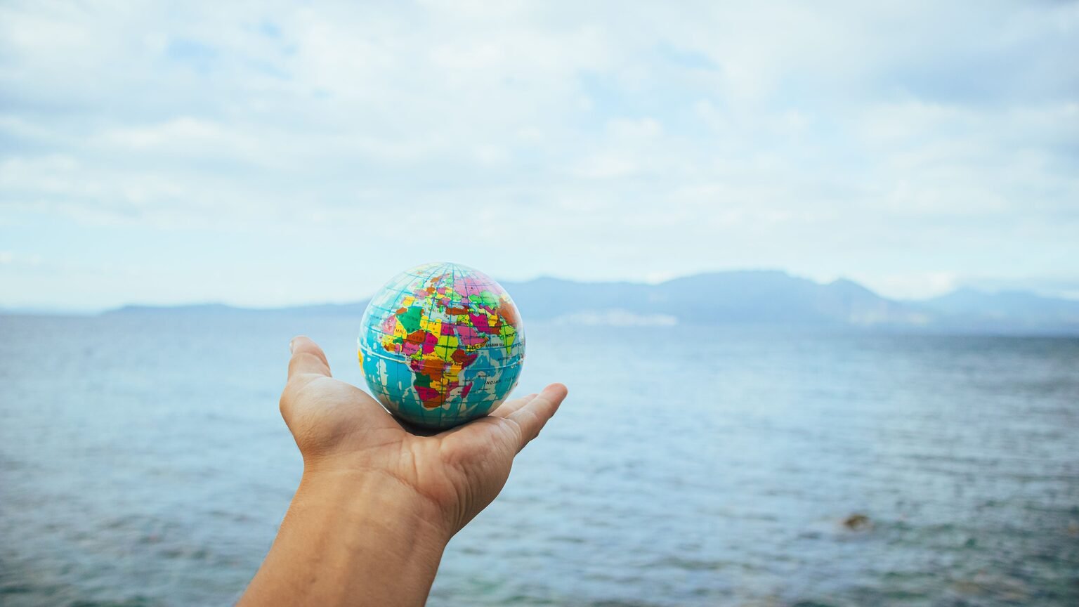 Globe et connexion humaine, cosmopolitisme stoïcien fondé sur l'oikeiôsis
