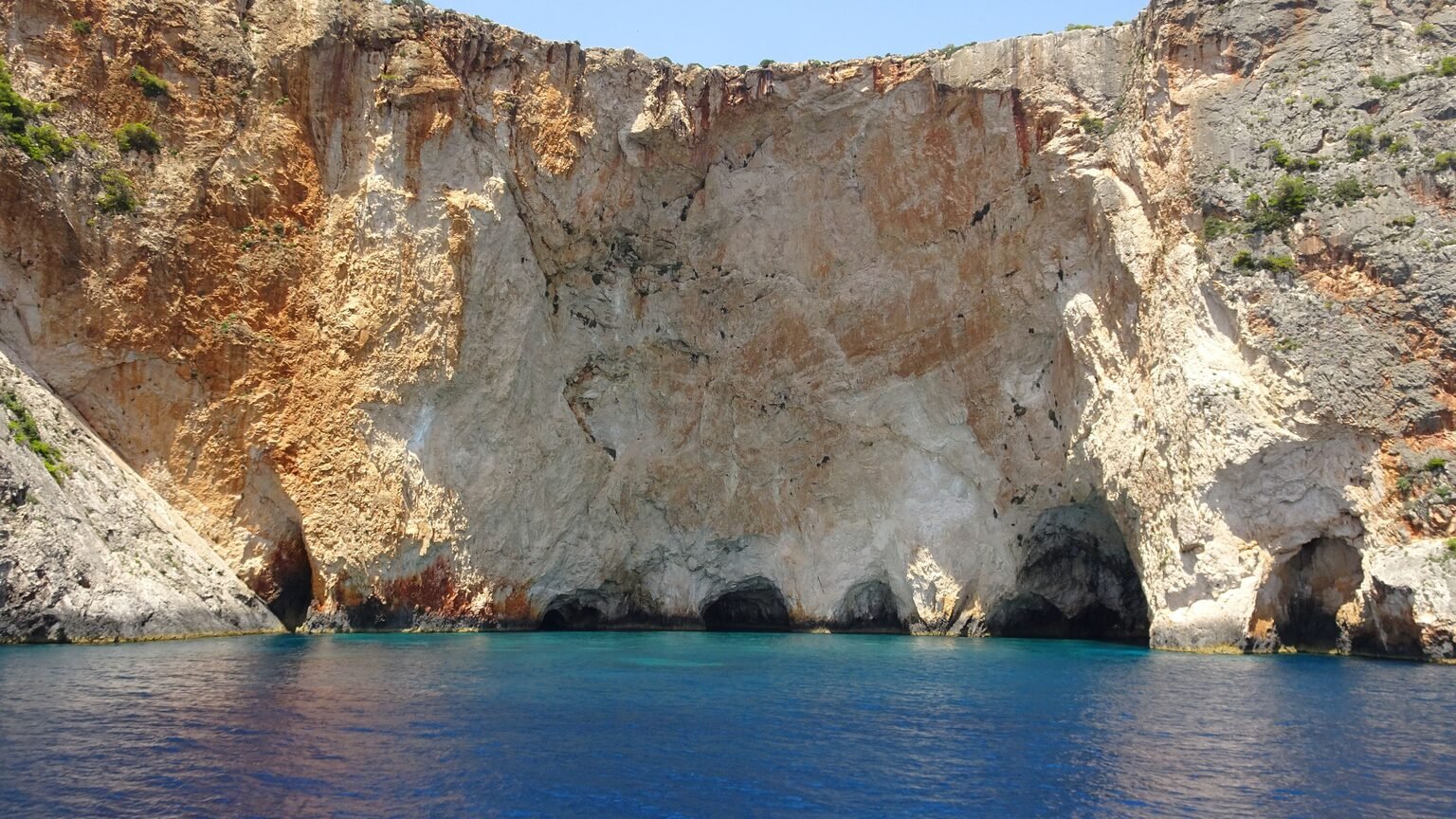Falaise de l'île de Rhodes face à la mer Égée, patrie de Panétius