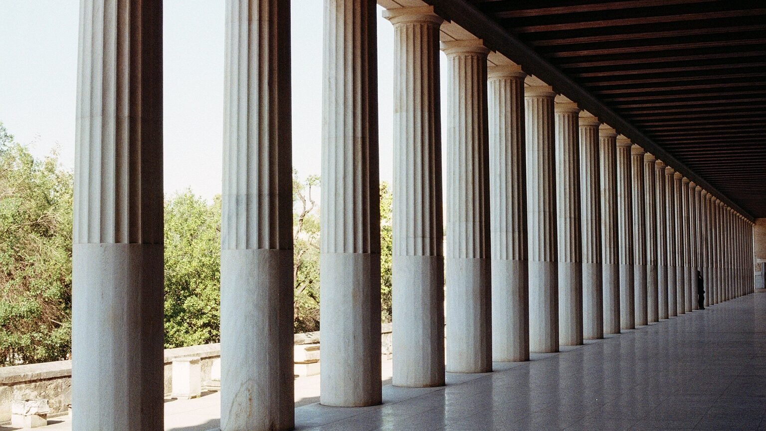 Portique grec antique en marbre, école philosophique du IIe siècle av. J.-C.