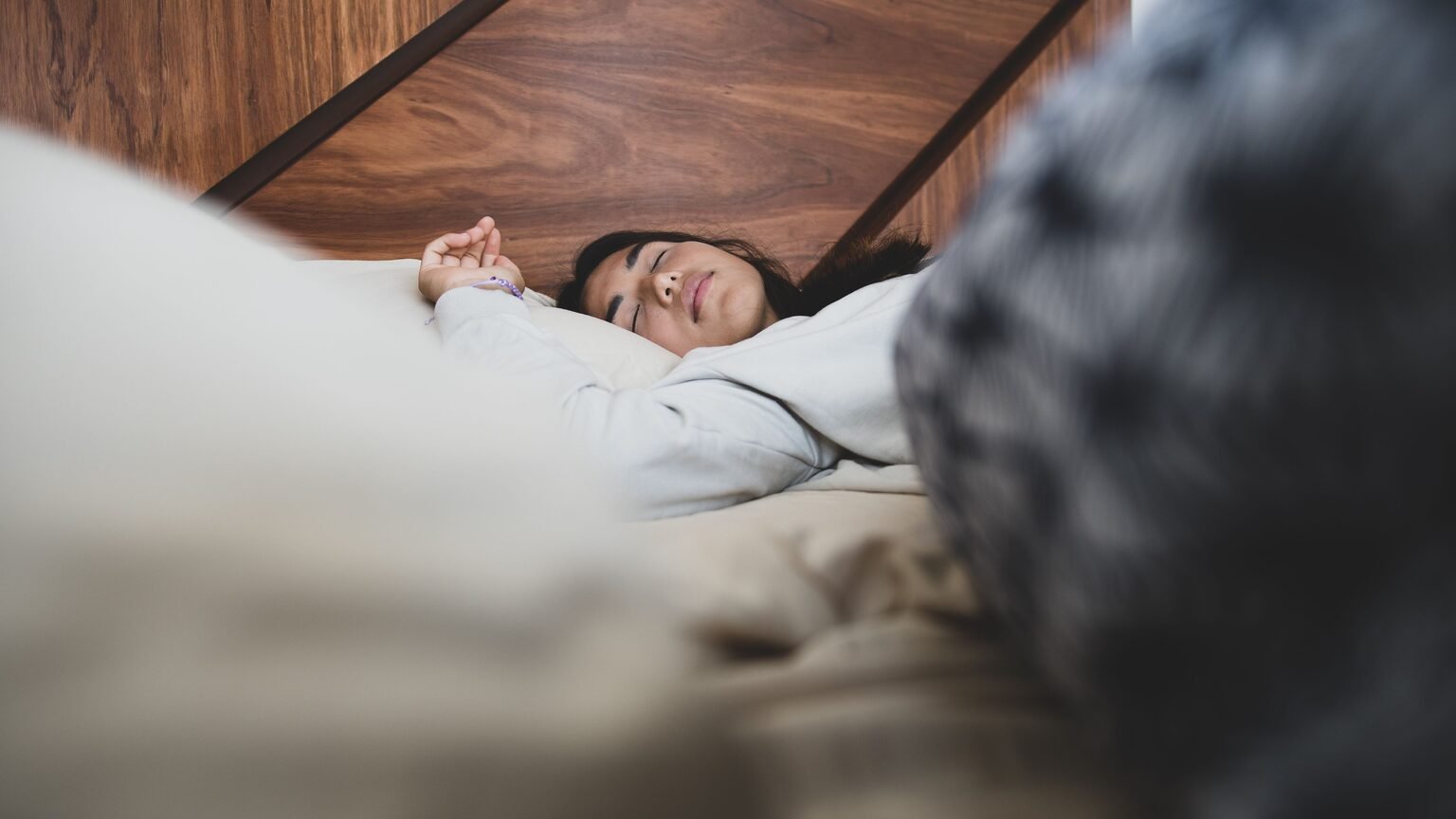 Personne dormant paisiblement, mélatonine et rythme circadien préservé
