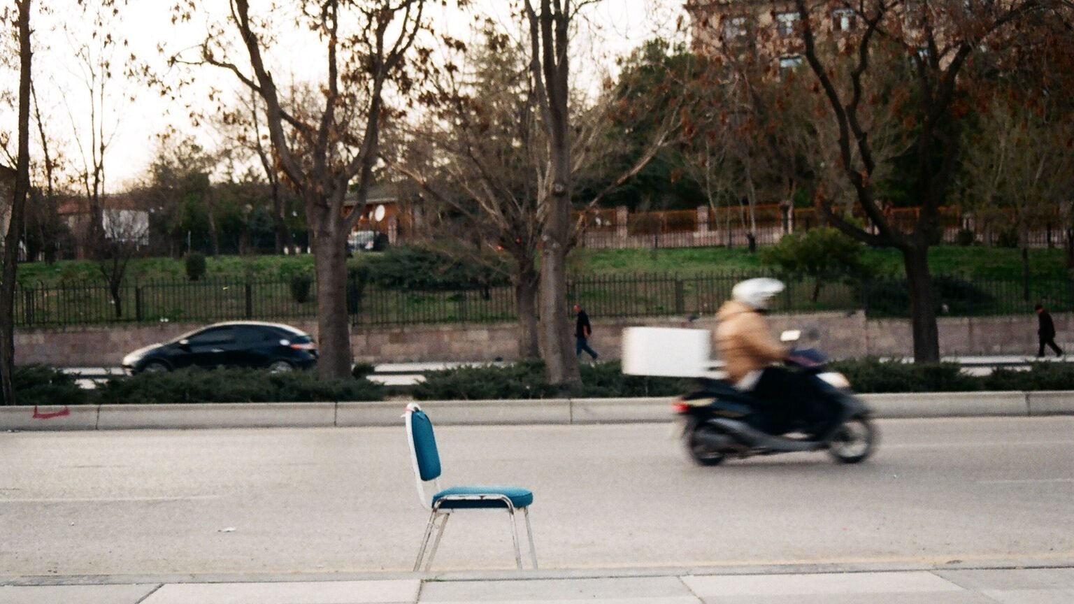 Chaise vide dans une pièce lumineuse, symbole d'absence
