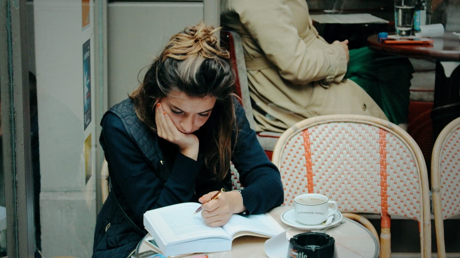 Lecture avec café, ambiance quotidienne du stoïcisme moderne selon Pigliucci