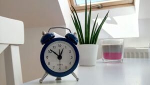 Horloge sur bureau, temps qui passe et procrastination à arrêter