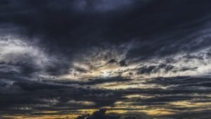 Ciel orageux traversé de lumière, image stoïcienne de la providence chez Sénèque