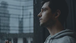 Personne regardant la pluie a la fenetre, rumination mentale et retour au calme