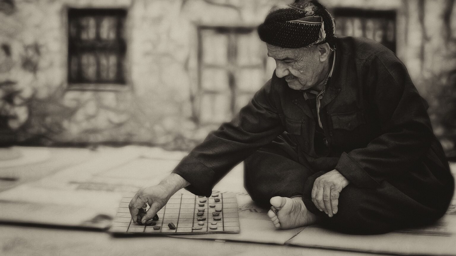 Homme âgé pensif, sage stoïcien intérieur en contemplation