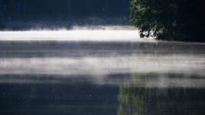 Lac calme reflétant la brume, image stoïcienne de la tranquillité de l'âme