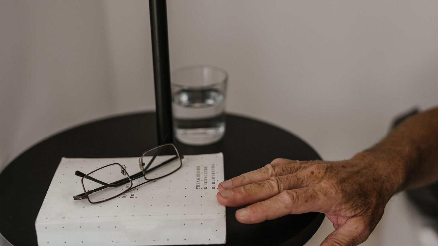 Verre d'eau et complément posés sur une table de chevet, rituel du soir apaisant